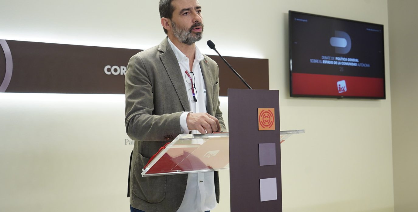 Álvaro Sanz, portavoz de Izquierda Unida Aragón, en la rueda de prensa tras el discurso de Azcón | Foto: Cortes