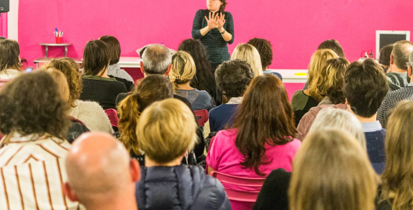 Amaia Pérez Orozco durante la presentación de su libro en La Pantera Rossa. Foto: Pablo Ibañez (AraInfo)