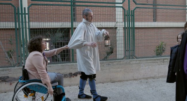 Una mujer en silla de ruedas va con un fantasma por la calle