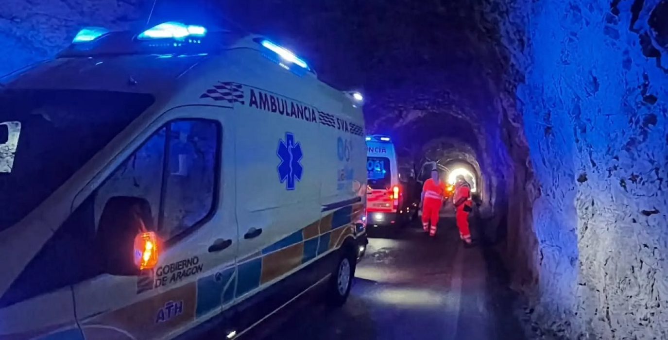 (Archivo) Ambulancias socorriendo un accidente en uno de los túneles de la carretera A-2609 que da acceso a la Val de Chistau | Foto: 112Aragón