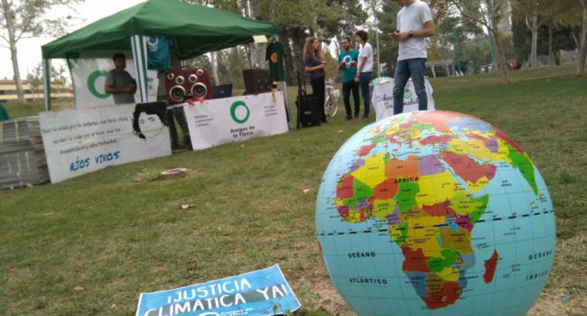 Puesto informativo en Zaragoza sobre los mensajes y campañas en materia de clima y energía. Foto: Amigos de la Tierra