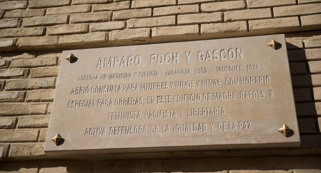 Placa en homenaje a Amparo Poch i Gascón, ubicada en la calle Madre Rafols 8, donde prestaba atención médica a mujeres y niños, con horario especial para obreras. Foto: Pablo Ibáñez (AraInfo)
