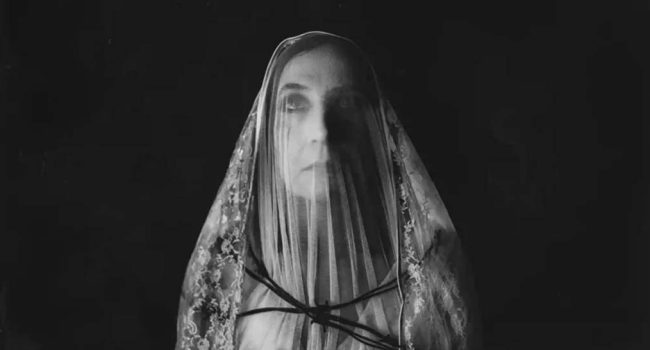 Ana Saracho, caracterizada para la actuación.