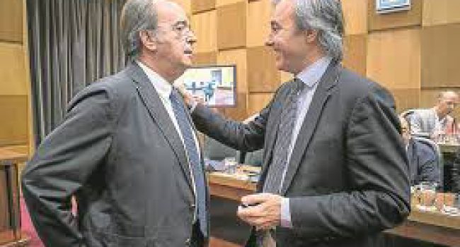 Pérez Anadón y Azcón en un Pleno municipal.