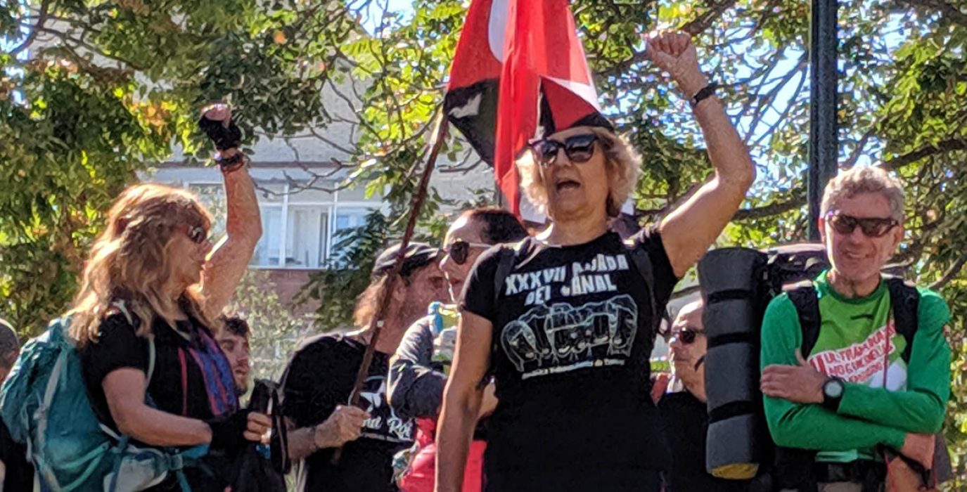 Llegada al Parque de La Paz de las participantes en la I Andada 'Senderos de Libertad' en el año 2019. Foto: @igoiz17 (AraInfo)