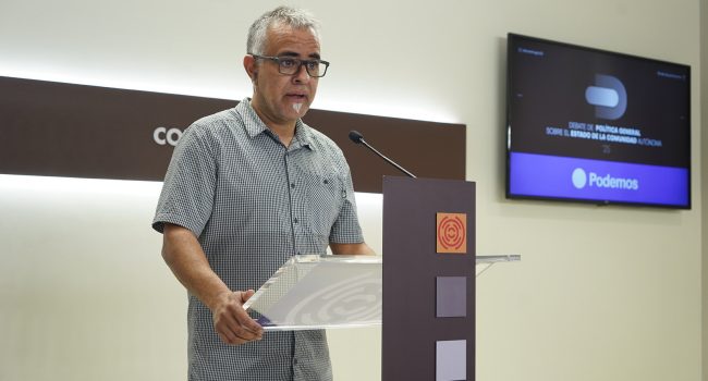 Andoni Corrales (Podemos), en la rueda de prensa tras el discurso de Azcón | Foto: Cortes