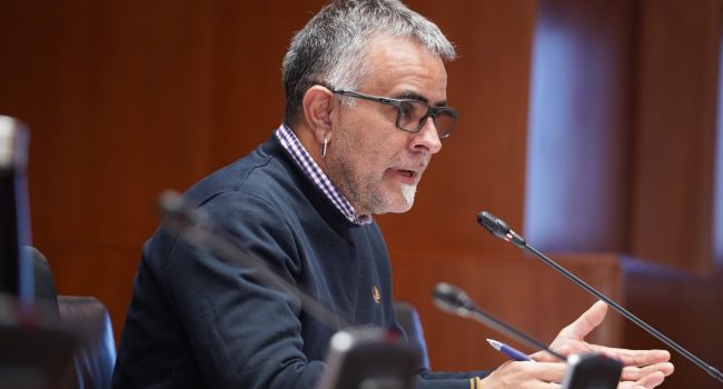 Andoni Corrales durante la comparecencia de la Directora General de Universidades en las Cortes.