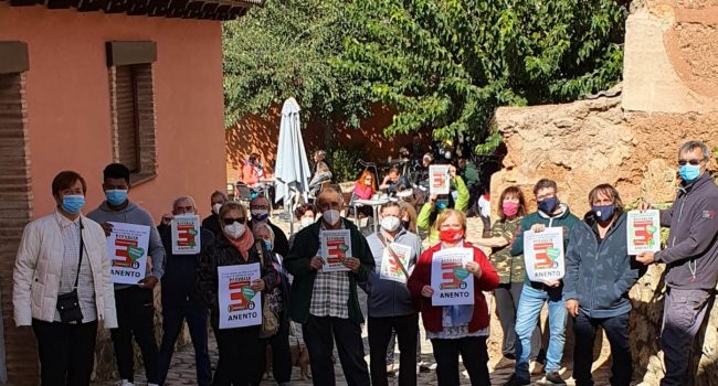 Vecinas y vecino de Anento durante la movilización del pasado 3 de octubre. Foto: @TeruelExiste_