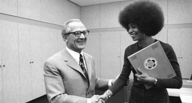 Erich Honecker (Presidente del Consejo de Estado de la RDA de 1976 a 1989) y Angela Davis en Berlin, en una imagen de 1972.