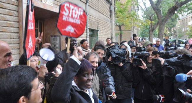 Ancy, tras la paralización del desahucio, en la puerta de su casa, en el barrio de Las Fuentes. Foto: El Ventano