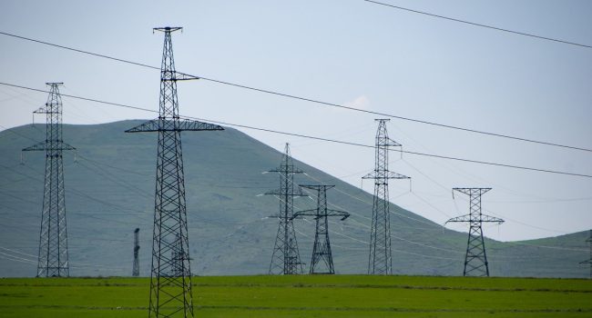 Una torres de energía en un campo