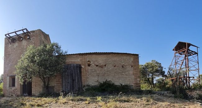 Antigua instalación minera abandonada