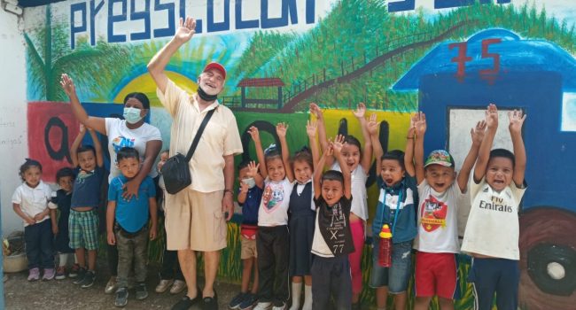Antonio Brosed con niños del preescolar de nicaragua