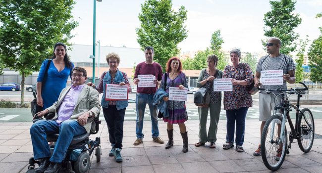 Aramayona ha estado arropado por su abogada y varias personas más en el juzgado. Foto: Pablo Ibañez (AraInfo)