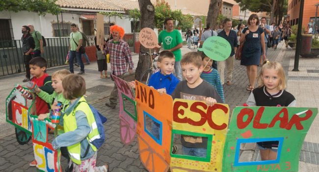 Las niñas y los niños del Sainz de Varanda acompañados en su primer día por Santisteve y Artigas en 2015.