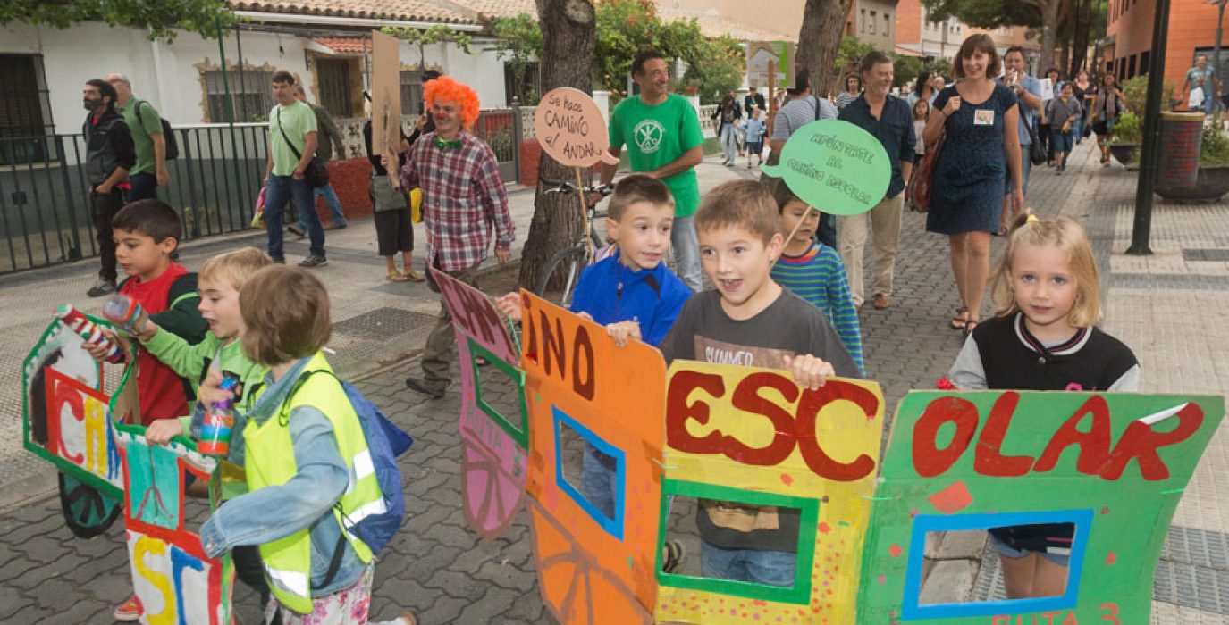Las niñas y los niños del Sainz de Varanda acompañados en su primer día por Santisteve y Artigas en 2015.