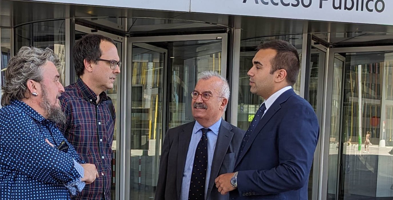 Los periodistas de AraInfo, Chorche Tricas e Iker González, junto a sus abogados, José Manuel Marraco y César Fernández, en los juzgados de Zaragoza | Foto: Dora Díaz (AraInfo)