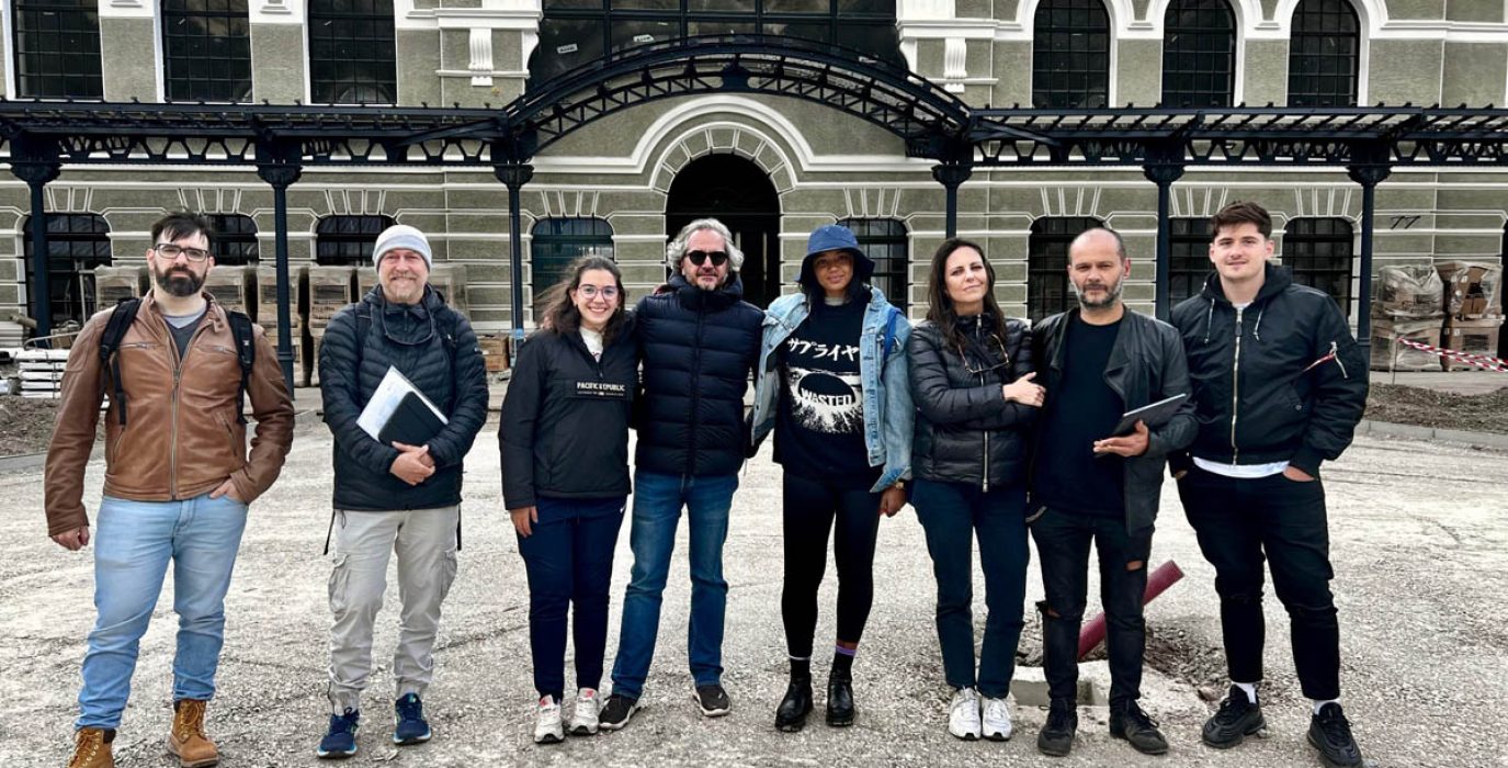 El equipo de 'El Viaje' en la estación de Canfranc. Foto: Aragón Film Commission