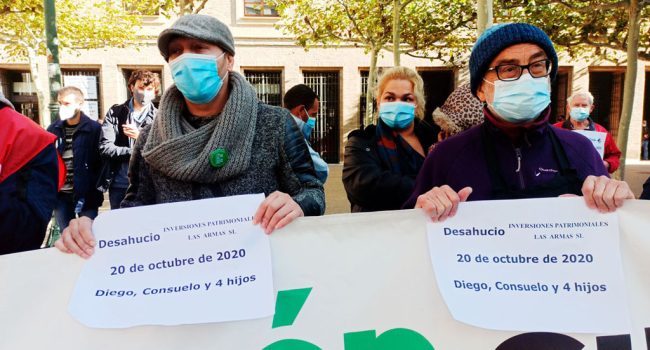 Representantes de la campaña 'Aragón sin desahucios' anunciando el desahucio de este martes en Zaragoza. Foto: @AragonVivienda