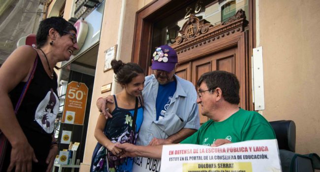Antonio Aramayona esta mañana en el portal de la Consejera Dolores Serrat. Foto: Pablo Ibañez (AraInfo)