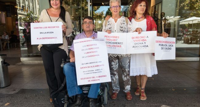 Aramayona junto a Marisol, Marga y Beatriz, en su protesta diaria en Plaza España de Zaragoza. Foto: Pablo Ibáñez (AraInfo)