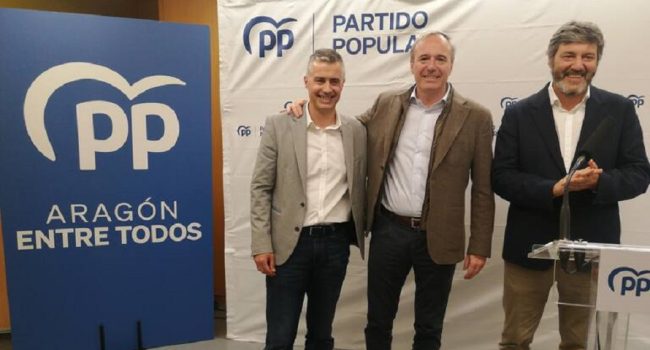 (Archivo) Carlos Serrano posa con los mainates de su partido Jorge Azcón y Gerardo Oliván | Foto: PP en Aragón