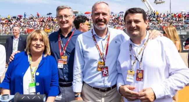 (Archivo) El alcalde de Alcanyiz, Miguel Ángel Estevan, posando junto a jerarcas del PP | Foto: PP en Aragón