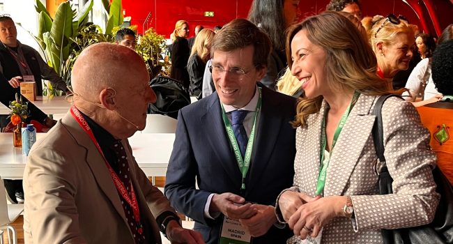 (Archivo, abril 2026)  La alcaldesa de la capital, Natalia Chueca, disfrutando de otro evento pagado con dinero público, junto a su conmilitón madrileño | Foto: Ayuntamiento de Zaragoza