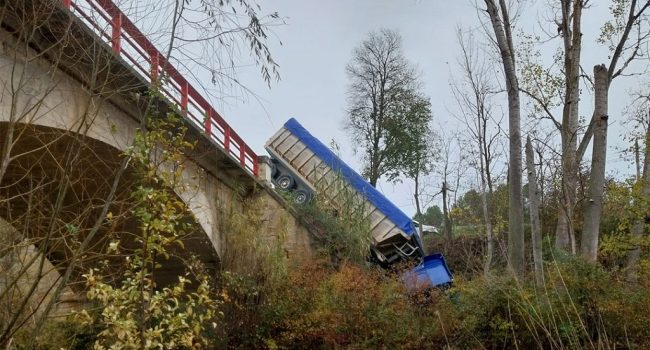 (Archivo, diciembre 2025) Camión accidentado en la carretera entre Aguaviva y Mas de las Matas | Foto: Ayuntamiento de Aguaviva