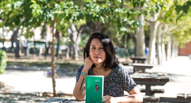 Arelis Uribe con su libro. Foto: Pablo Ibáñez (AraInfo)