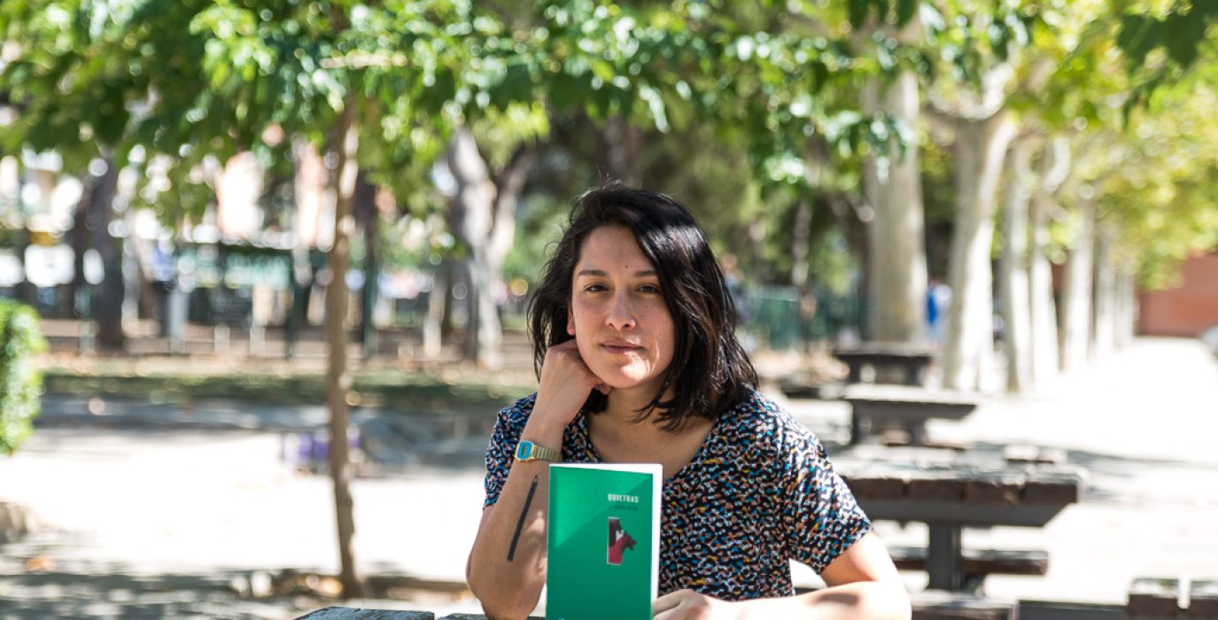 Arelis Uribe con su libro. Foto: Pablo Ibáñez (AraInfo)