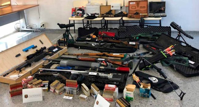 Arsenal incautado a Manuel Murillo Sánchez en su casa. Foto: Mossos.