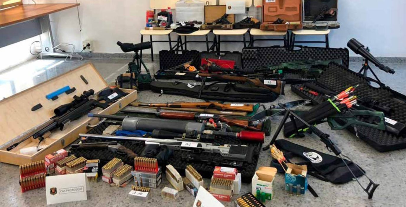 Arsenal incautado a Manuel Murillo Sánchez en su casa. Foto: Mossos.