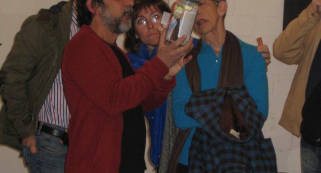 Baldellou con uno de sus tarros de arte 
zombi.