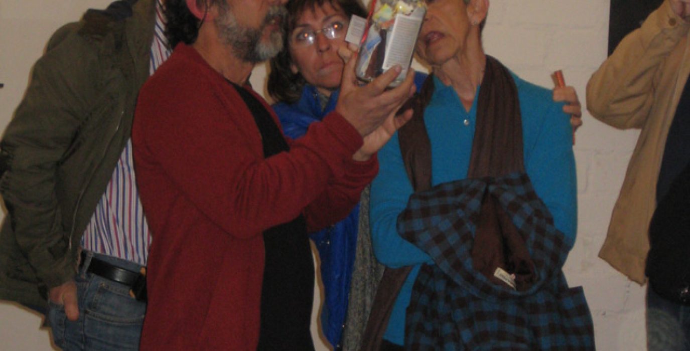 Baldellou con uno de sus tarros de arte 
zombi.
