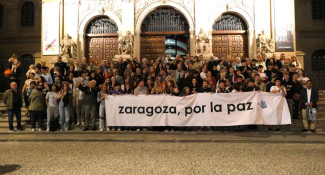 Una parte de las personas asistentes al acto se concentró en las escalinatas del Paraninfo.