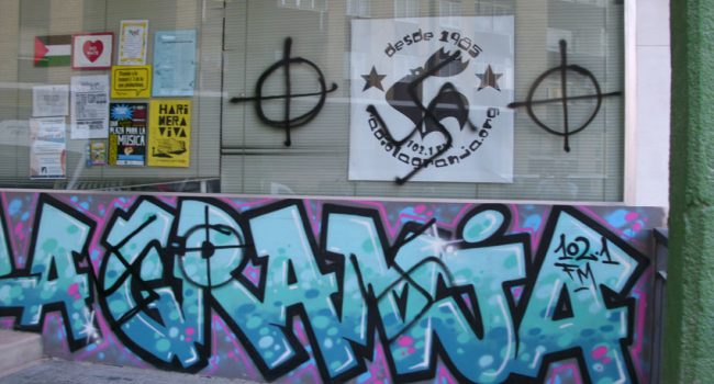 El local de la radio libre de San José amaneció con pintadas nazis. Foto: Radio la Granja