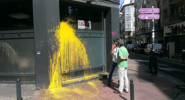Adolfo Barrena y Álvaro Sanz frente a la sede de IU Aragón atacada con pintura. Foto: Sergio Gracia (AraInfo)