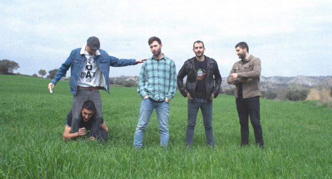 Los cinco integrandes de au d'asti en un campo verde