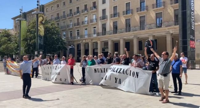 La plantilla de Avanza en una de las concentraciones de la huelga frente al Ayuntamiento de Zaragoza.