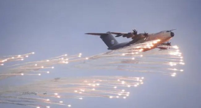 Avión de guerra lanzando bengalas | Foto: Bardenas ya! Iniciativa Asamblearia de Antimilitaristas