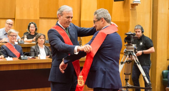 Jorge Azcón y el concejal ultraderechista Julio Calvo durante el pleno de investidura. Foto: Pablo Ibáñez (AraInfo)