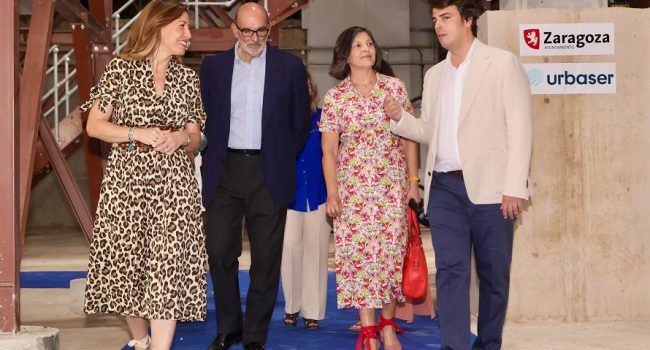 La alcaldesa de Zaragoza visita las instalaciones de la empresa privada en las que ha gastado 13 millones de euros de toda la ciudadanía para el tratamiento de residuos orgánicos. En la imagen Natalia Chueca charra animadamente con el actual CEO de Urbaser, Fernando Abril Martorell, expresidente de Indra, exconsejero delegado de Credit Suisse, exdirector de JP Morgan y exconsejero delegado del Grupo Prisa, e hijo del ministro de ‘Asuntos Económicos’ del ultimo gobierno de la dictadura franquista | Foto: Ayuntamiento de Zaragoza