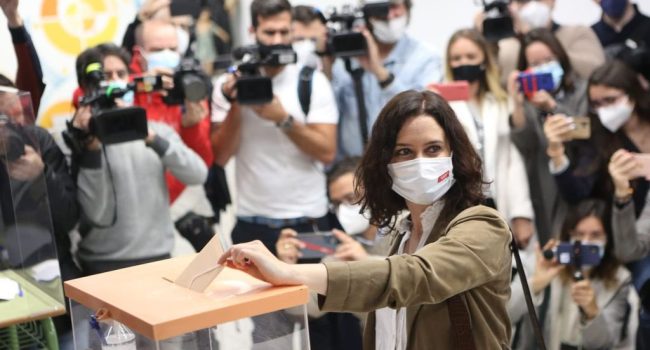 Ayuso votando en su colegio electoral. Foto: PP
