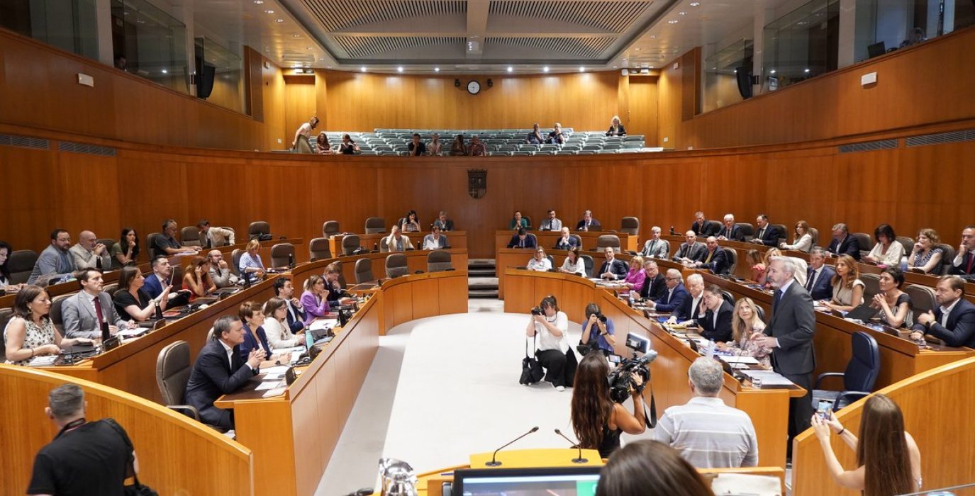 Azcón en una intervención en la Cámara aragonesa | Foto: Cortes