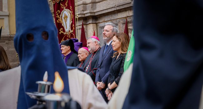 Natalia Chueca junto al presidente del Gobierno de Aragón, Jorge Azcón, y la jerarquía católica, en la pasada Semana Santa | Foto: Chus Marchador (AZ)