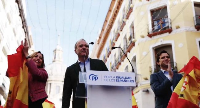 Jorge Azcón, presidente del Gobierno de Aragón, junto a la alcaldesa de Zaragoza, Natalia Chueca, en la manifestación del pasado domingo en Zaragoza | Foto: PP