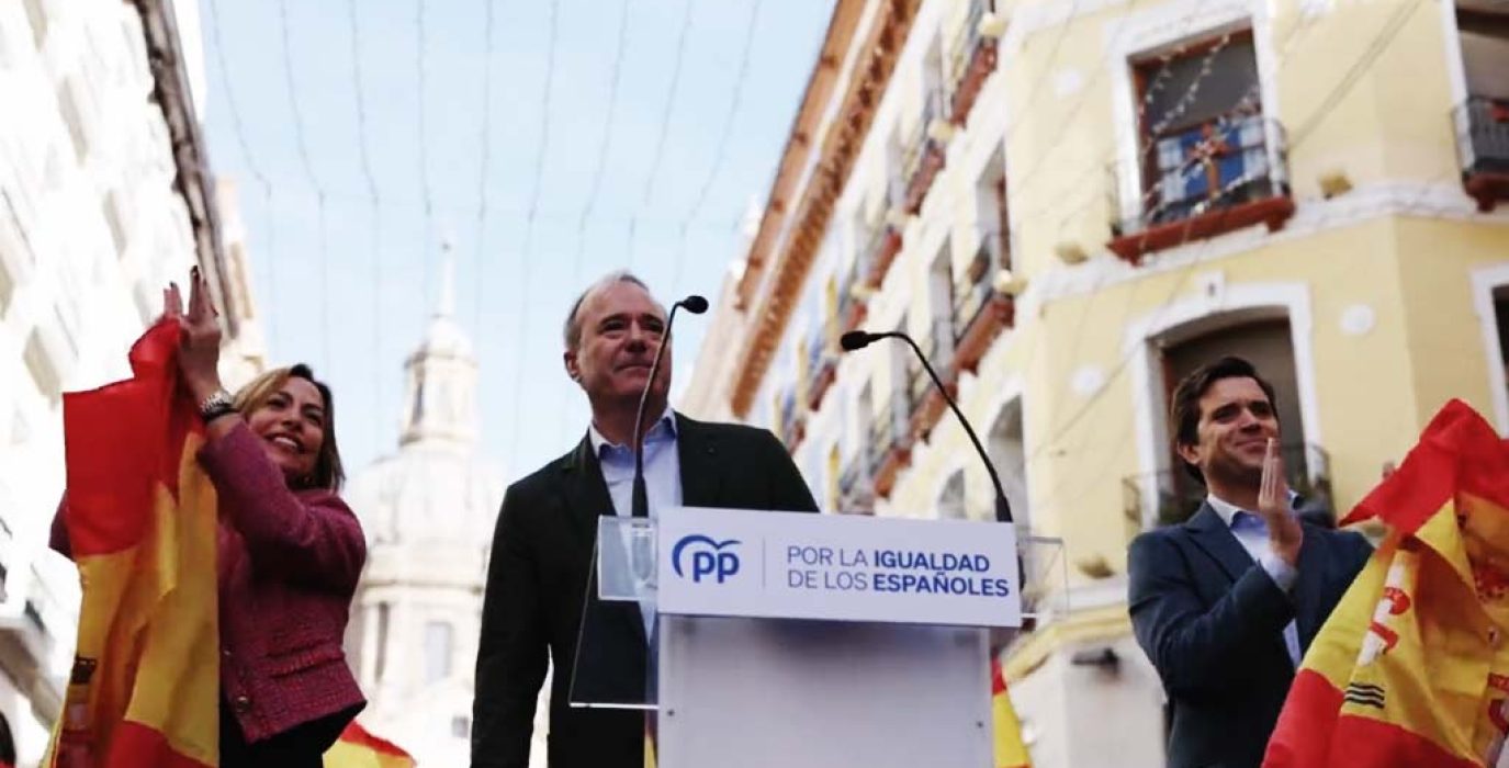 Jorge Azcón, presidente del Gobierno de Aragón, junto a la alcaldesa de Zaragoza, Natalia Chueca, en la manifestación del pasado domingo en Zaragoza | Foto: PP