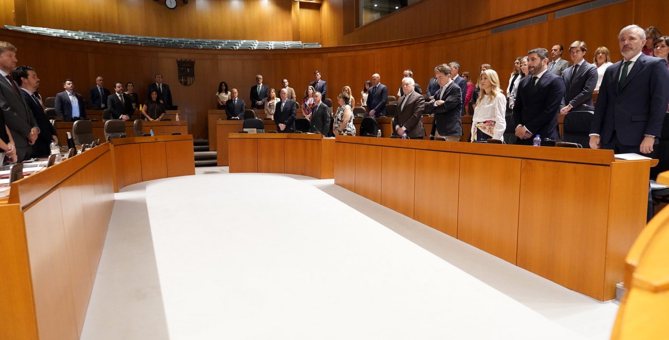Azcón, Nolasco y parte del Ejecutivo PP-Vox en una sesión de las Cortes | Foto: Cortes