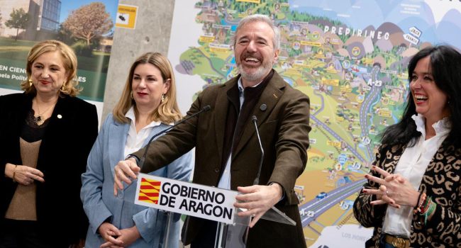 Jorge Azcón junto a la alcaldesa de Uesca, Lorena Orduna, la consejera de Empleo, Ciencia y Universidades, Claudia Pérez, y la rectora de la Universidad de Zaragoza, Rosa Bolea | Foto: Fabián Simón (DGA)